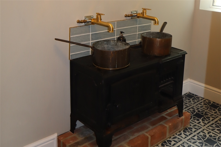 Victorian Stove Sinks in the Manor Inn