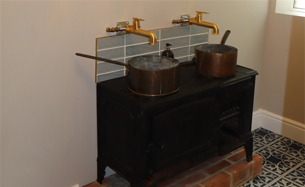 Victorian Stove Sinks in the Manor Inn